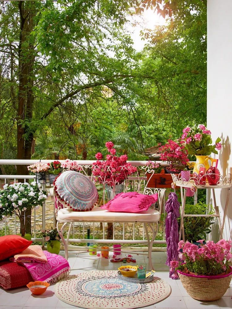 stylish outdoor retreat spring decor ideas
